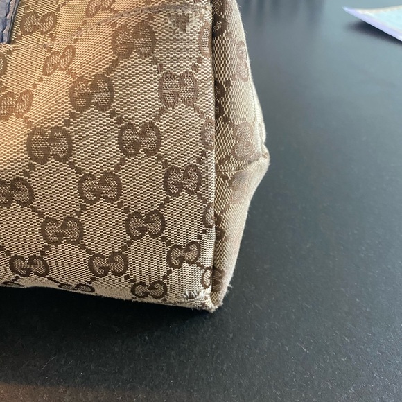 Beautiful Gucci authentic purse! Medium size used. - Picture 2 of 9